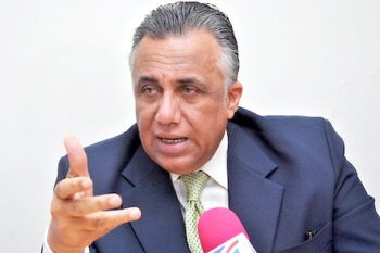 Luisín Mejía se recupera tras cirugía de emergencia en Plaza de la Salud