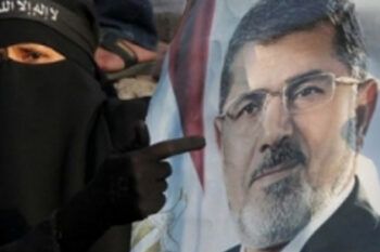 Ingresan en la cárcel dos asesores de Mursi acusados de instigar violencia