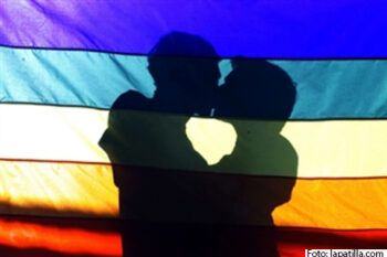 Primera pareja homosexual se inscribe para contraer matrimonio en Uruguay