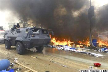 La policía ataca acampadas islamistas y la violencia estalla en todo Egipto