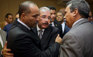 Presidente Danilo en la funeraria con la familia Ynoa