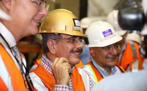 Danilo Medina y los ejecutivos de la Barrick Gold