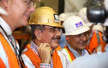 Barrick dice no defraudará al país; presidente Medina recorre instalaciones