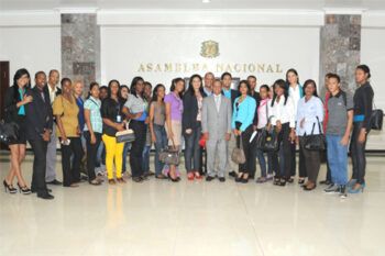 Frank Soto recibe en CD a estudiantes de Comunicación