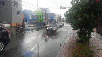 Ciudadanos al grito por inundaciones en Avenida Rómulo Betancourt