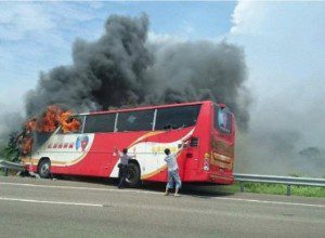 Autobús incendiado en Taiwan. 