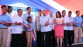 Presidente Medina entrega Escuela Básica en Sosúa