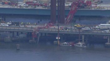 Grúa cae sobre puente en el rio Hudson N.Y