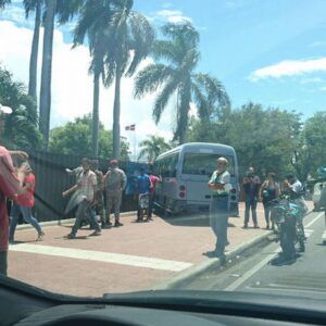 Autobús de pasajeros se estrella contra verja del Parque Independencia