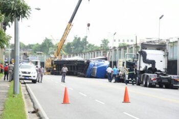 Se vira patana en la avenida del puerto