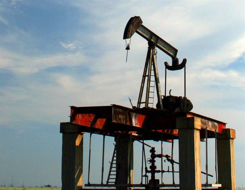 Petróleo de Texas sube 2,33%, valor más alto desde marzo, por menos inventarios