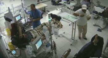 ¡Impactantes imágenes! Un hombre quema vivos a varios pacientes de un hospital