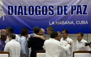 Imagen de archivo muestra a miembros del equipo negociador del gobierno de Colombia (AP Foto/Ramon Espinosa)