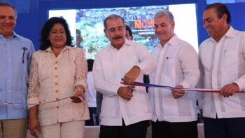 Danilo Medina entrega varias obras en Boca Chica