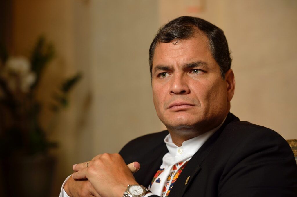 Presidente de Ecuador reduce el salario de altos funcionarios para nombrar médicos