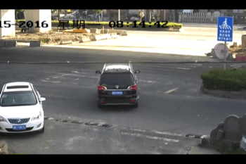 (VIDEO) Un camión de cemento vuelca y aplasta un vehículo