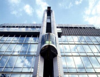 Video: Ascensor cae del piso 30 al segundo con hombre a bordo