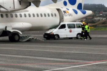 Un vehículo colisiona contra un avión vacío