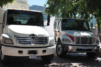 Camión estalla y llena de caca a todo el mundo literalmente