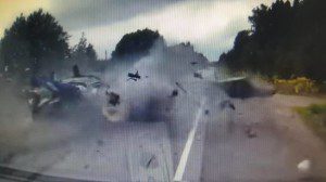 El fuerte choque provocó que los pasajeros salieran expulsados del vehículo hasta caer al asfalto. Ambulancias y policías llegaron al lugar para auxiliar a los heridos.