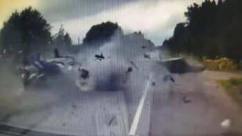 (VIDEO)Terrible: iban en un auto, se estrellaron contra un camión y volaron por los aires