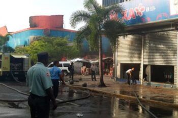 Fuego afecta importadora MX3 en la avenida Duarte; bloquean tránsito
