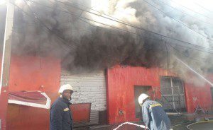 incendio consumió gran parte del edificio que aloja a la tienda por departamentos Almacenes Rodríguez, de la avenida Duarte