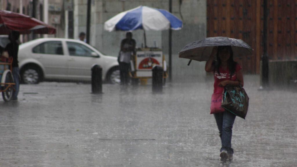 COE emite alerta para 18 provincias por onda tropical al sur país