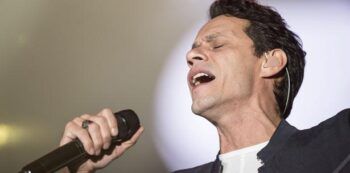 (VIDEO) Marc Anthony llora en el escenario al recordar a Juan Gabriel
