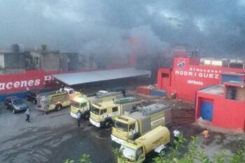 Fuego en Almacenes Rodríguez se propaga y afecta a la tienda Payless