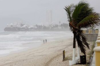Tormenta tropical Earl a punto de transformarse en huracán noroeste del Caribe
