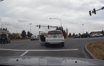 (VIDEO) Mujer es atropellada por su propio vehículo