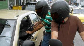 Balean joven que paseaba con su novia en la Máximo Gómez 