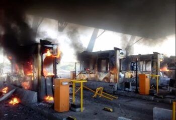 Queman estación de peaje por aumento en Malakasa