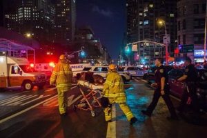 Policías y bomberos trabajan cerca del lugar de una aparente explosión en el barrio de Chelsea, Manhattan, en Nueva York, el sábado 17 de septiembre de 2016. (AP Foto/Andres Kudacki)