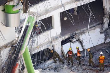 Cuatro personas atrapadas tras derrumbarse un edificio en Israel
