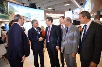 Ministro de Turismo de Francia visita stand RD en feria Top-Resa, París