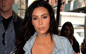 Kim Kardashian muestra accidentalmente uno de sus pezones