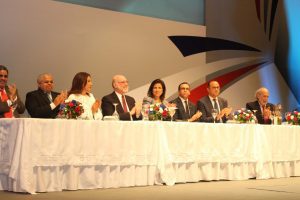 Integraron la mesa principal Valentín Amaro y Pedro Antonio Valdez, ejecutivos de la FILSD; el ministro de Cultura, Pedro Vergés; la vicepresidenta Margarita Cedeño de Fernández; Andrés Navarro, ministro de Educación; José Antonio Rodríguez, embajador ante la UNESCO, el Premio Nobel de Literatura, Mario Vargas Llosa y el comisario del premio Pedro Henríquez Ureña, Luis O. Brea Franco.