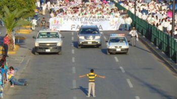 Niño intenta detener marcha pacífica contra matrimonio gay