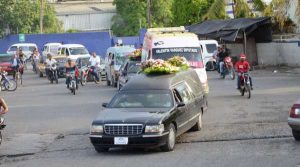 La tragedia ocurrió en la casa 14 de la calle Ercilia Pepín, del sector La Toronja, Santo Domingo Este, a las 9:30 de la mañana, donde vivía la familia. Los restos de Roberta, Yinaury y Agripina, fueron velados ayer tarde en su vivienda en la calle Quinta número 10 de La Toronja, y sepultados en el cementerio Cristo Salvador.