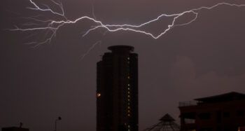 Muere hombre tras ser impactado por un rayo en Villa Mella