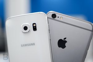  Los dos grandes rivales tecnológicos, Samsung y Apple, primer y segundo fabricantes de móviles inteligentes del mundo, están viviendo un final de verano accidentado.