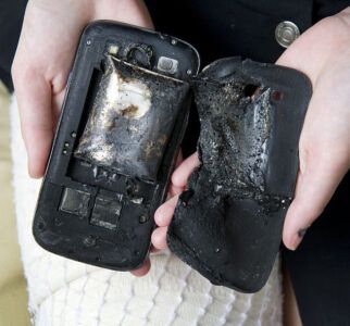 VIDEO></noscript>Samsung estalla en las manos de una mujer