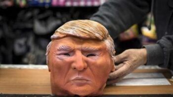 Se pone una máscara de Trump y apuñala a una persona