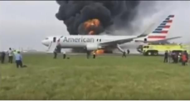!A correr¡ Avión se incendia en un aeropuerto de Chicago