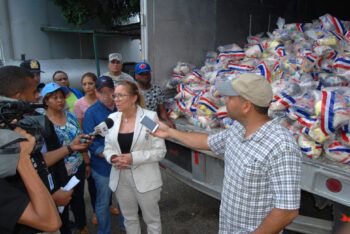 Gobierno inicia envío de alimentos para zonas bajo alerta roja por huracán Matthew