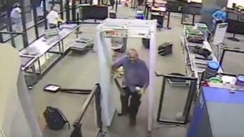 (VIDEO) Hombre con un machete siembra el caos en un aeropuerto de EEUU