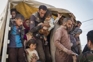 Muchas familias huyen de Mosul, donde el ejército iraquí lleva a cabo una ofensiva para recuperar el control de la ciudad de manos del ISIS. Foto: ACNUR/Ivor Prickett.
