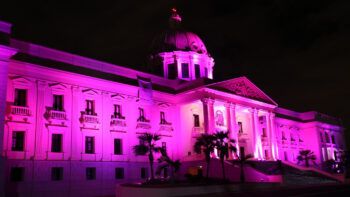 Color rosado cubre fachada del Palacio Nacional; un llamado a prevenir el cáncer